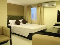Green Glass Hotel