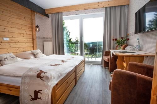 带山景的双人间