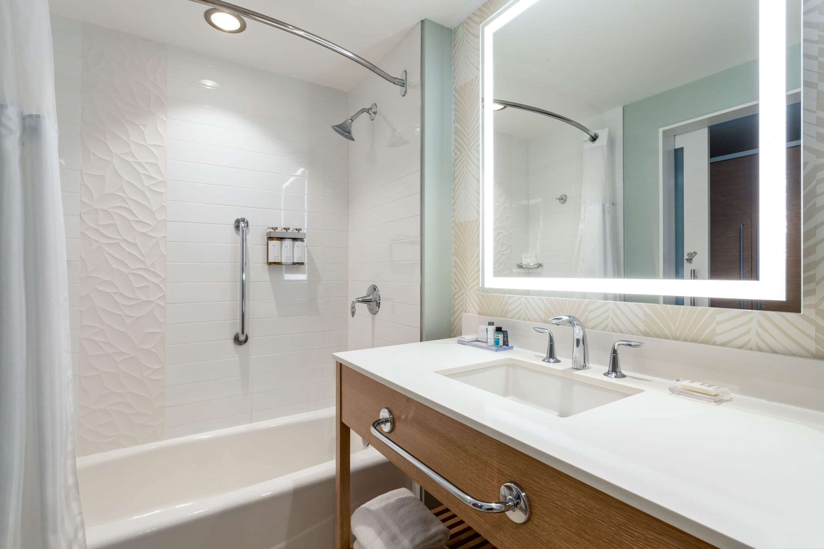 沿海景豪华特大床房