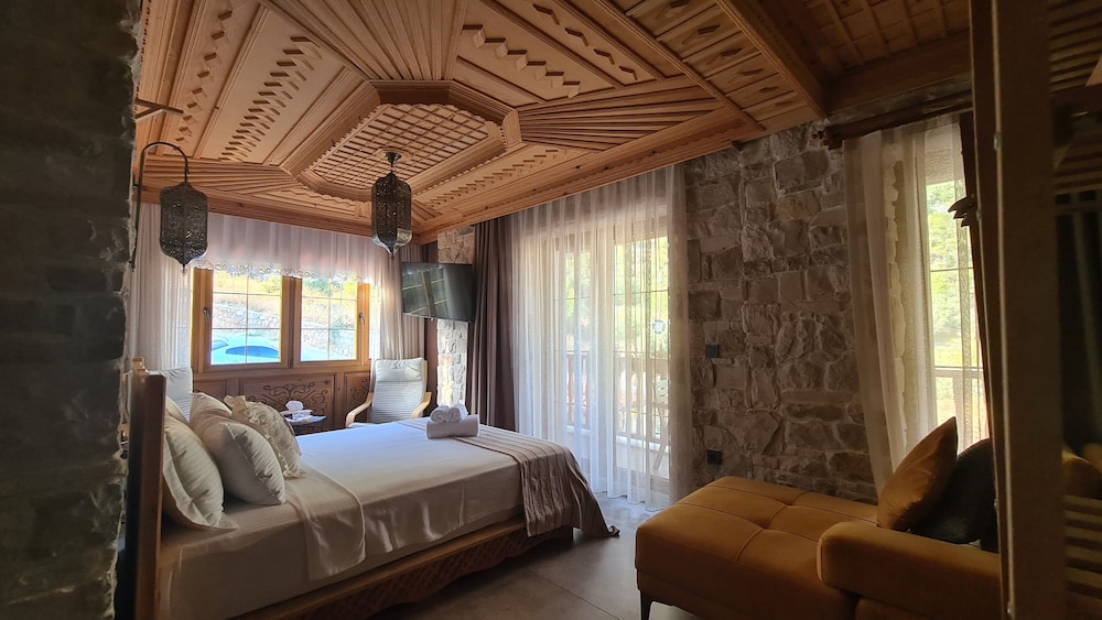 Deluxe Room, 1 Queen Bed, Garden View