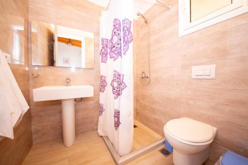 带阳台和山景的家庭三人房