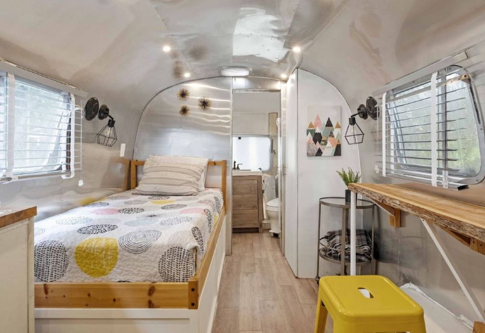 Charming Oasis With Airstream And Fire Pit-Cozy Escape Under Oak Trees
