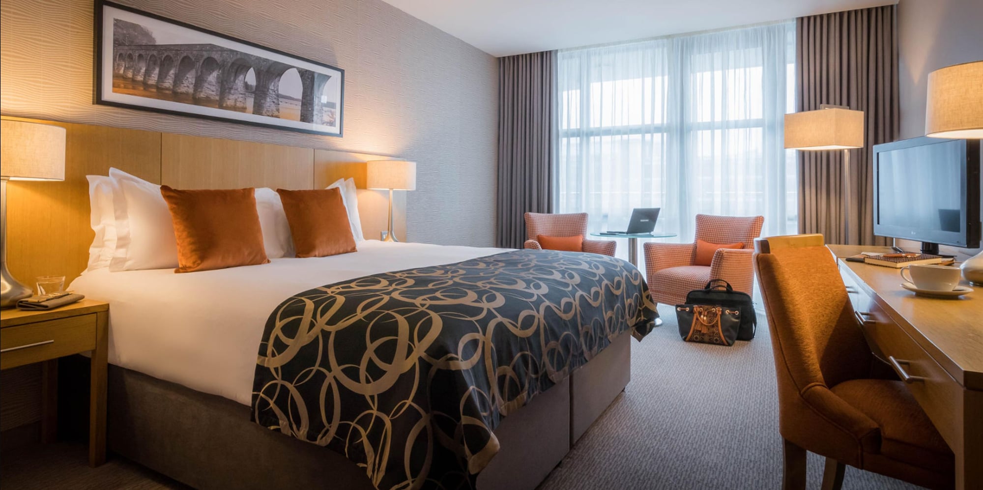 带阳台的河景双人间