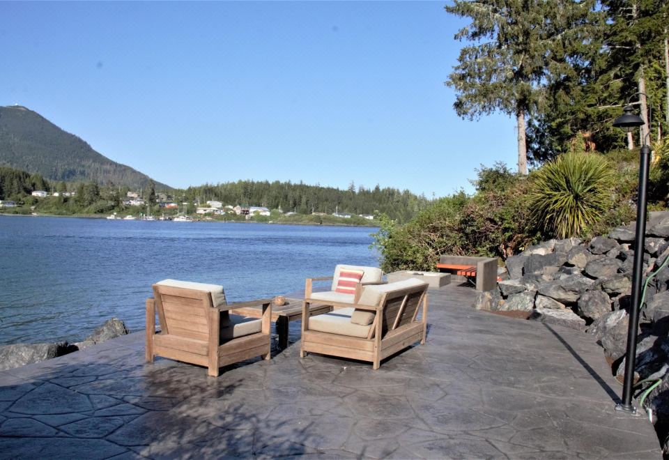 Private Oceanfront Cabin with Hot Tub - Doc Holiday CabinHouse (Hot Tub&Waterfront/Doc Holiday Ca)