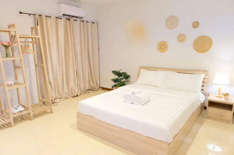 ห้องเตียงใหญ่ พร้อมระเบียง