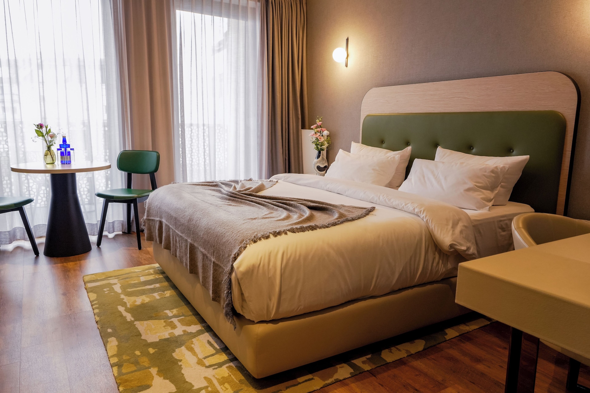 舒适开放式客房， 1 张特大床， 阳台