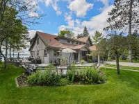 LAKEFRONT HOME w BEACH @ HIGGINS LAKE! Hoteles en Municipio de Gerrish