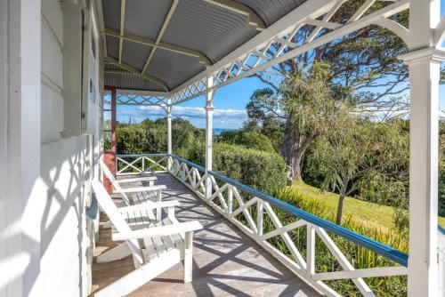 Crescent Villa - Stay Waiheke Five-Bedroom House