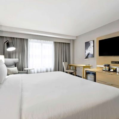 King Room - Mobility Accessible with Roll In Shower DoubleTree by Hilton Davenport Promo Code