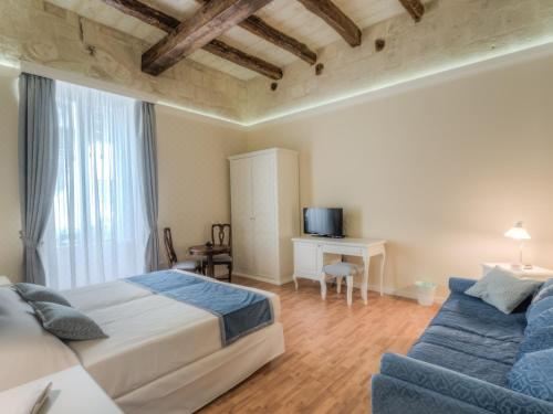 带阳台的小型套房