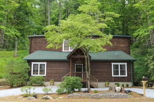 Charming 2Br Highlands Cottage with Cozy Fireplace, 3 Min to Main St & Dry Falls