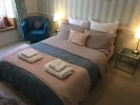 HOWTON COTTAGE - village cottage on coast path next to beaches Hotels in Maker-with-Rame