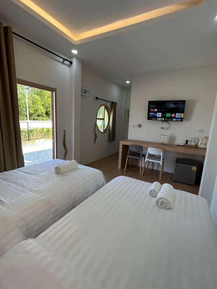 ห้องนอนทวิน พร้อมหน้าต่าง