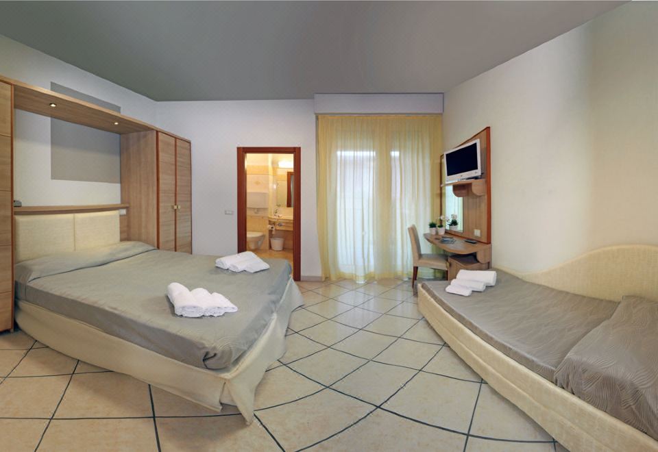 花园景观三人间 - 带阳台