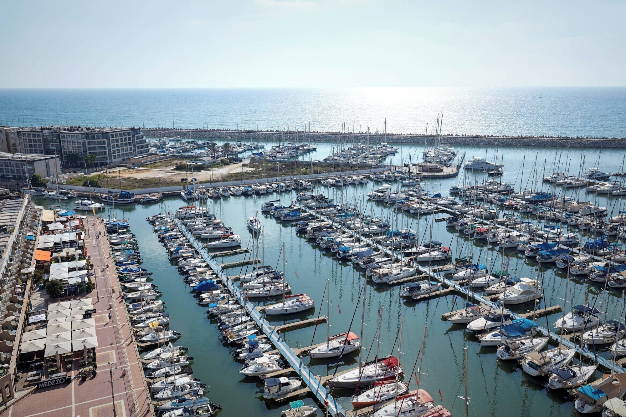 家庭套房， 1 臥室行政套房， 1 張特大床， 局部海洋景觀， 轉角房， 陽臺