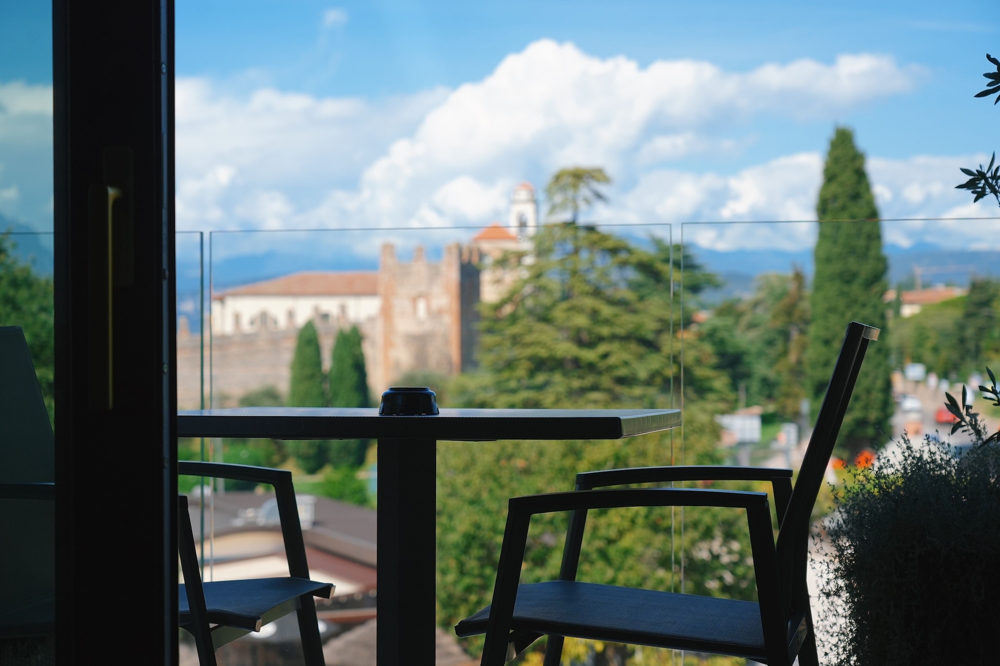 小型开间套房， 1 张特大床和 1 张梳化床