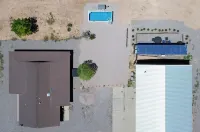 Luxury Stargazing Container Near Sedona • Hot Tub & Desert Views