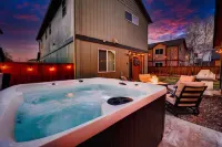 Downtown Sisters Suite - HOT TUB - Dog Friendly