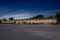 Econo Lodge Woodbridge Hotele w: 