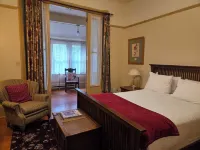 Spinnakers Brewpub & Guesthouses