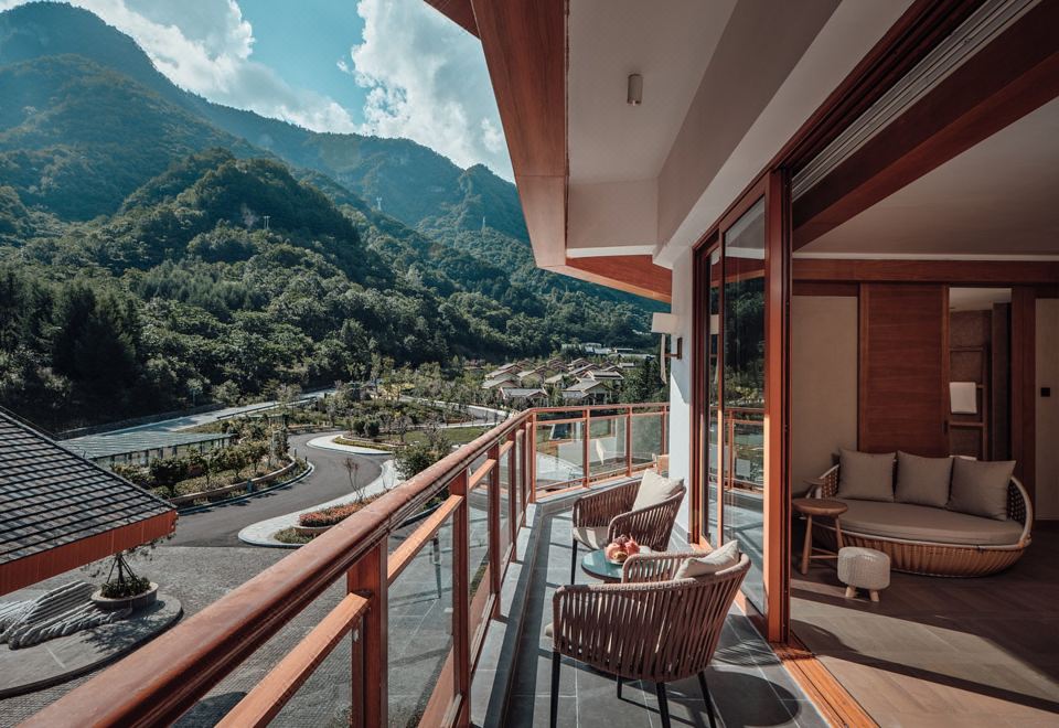 CROWNE PLAZA SHENNONGJIAGuestroom - 1-Bedroom, Garden-View (Double Bed) (Living Room)