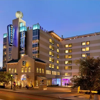 The Moonrise Hotel Hotels near The Muny