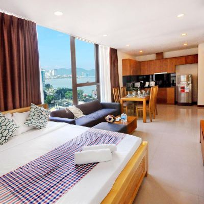 Deluxe Suite with Partial Sea View