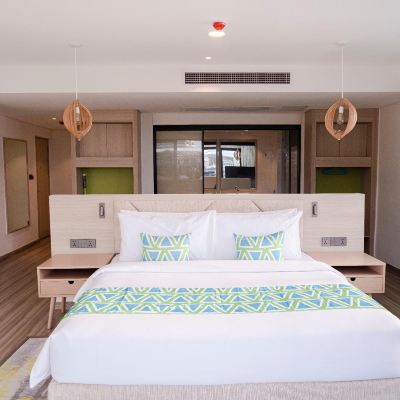 Premier King Bayview Pool Suite