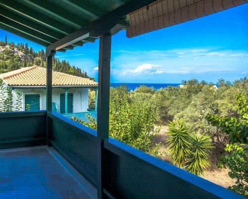 带阳台和海景的豪华双人房