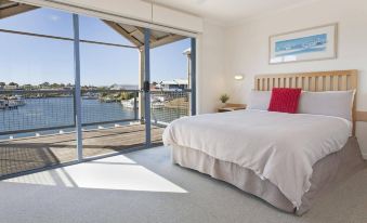 Captains Cove Resort - Waterfront Apartments