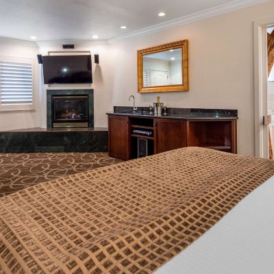 Accessible - Suite Queen Bed, Mobility Accessible, Roll In Shower, Jetted Tub, Non-Smoking, Full Breakfast