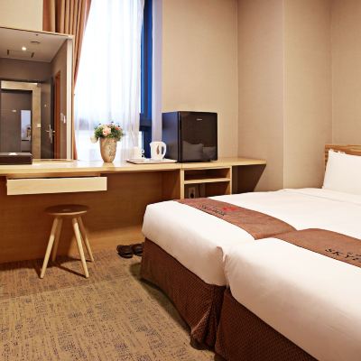 【K-美容&券】 標準雙床房 + 禮券 （Yeoti KRW30，000 + Shinsegae KRW5，000） + 面膜 天空花園飯店明洞2號店優惠