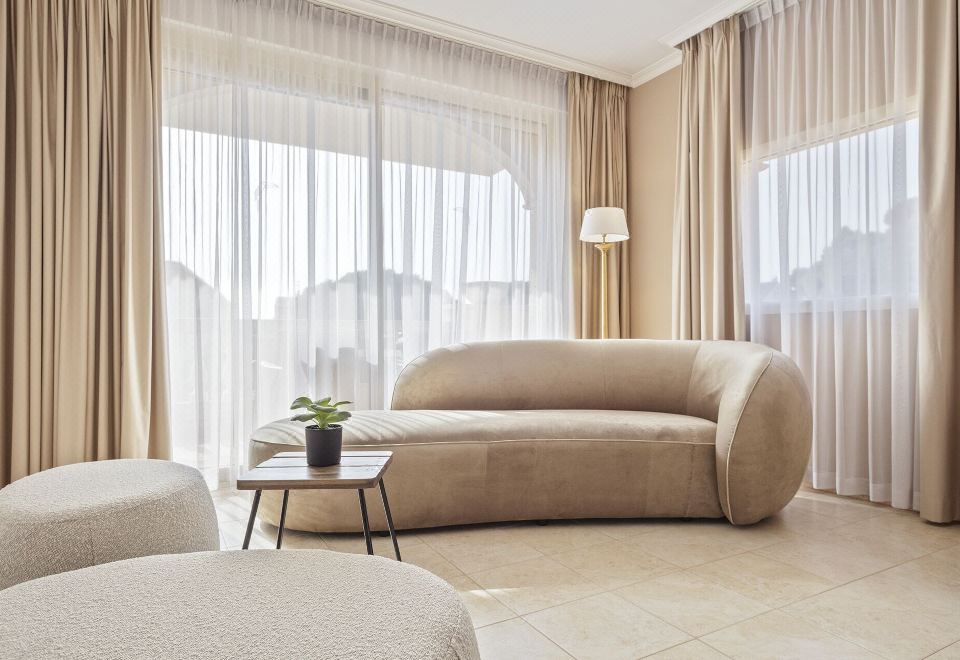 带阳台的小型套房