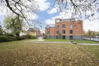 Elliot Oliver - Stylish Loft Style Two Bedroom Apartment with Parking