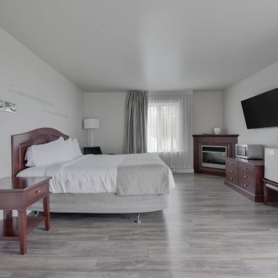 Pavilion Section | Economy Room, 1 Queen Bed, Balcony, River View Hôtel le Petit Manoir du Casino Promo Code