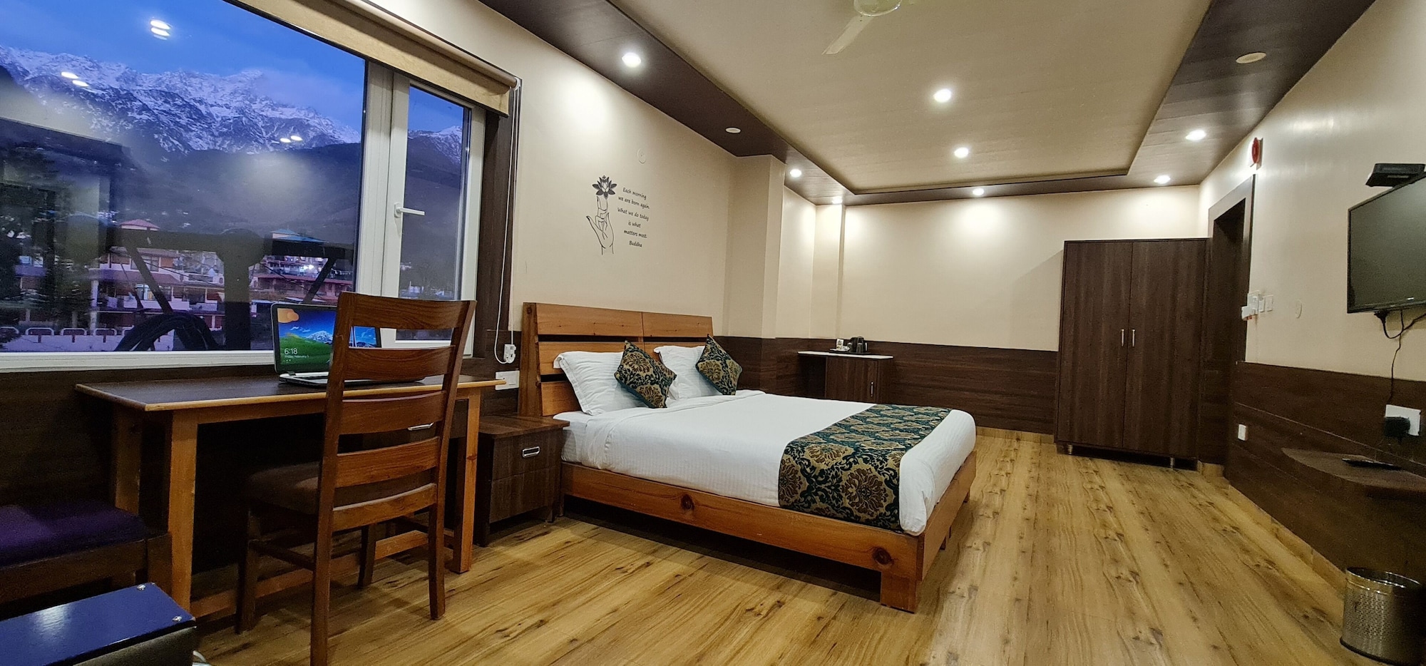 山景甄选特大床房