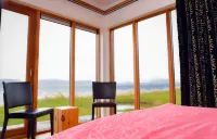Spacious, luxurious house with a lot of natural wood Hotel di 