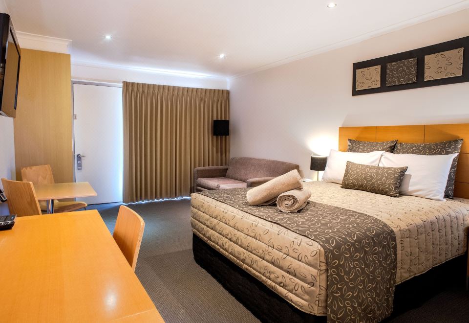 行政客房， 1 张大床， 无烟房， 简易厨房