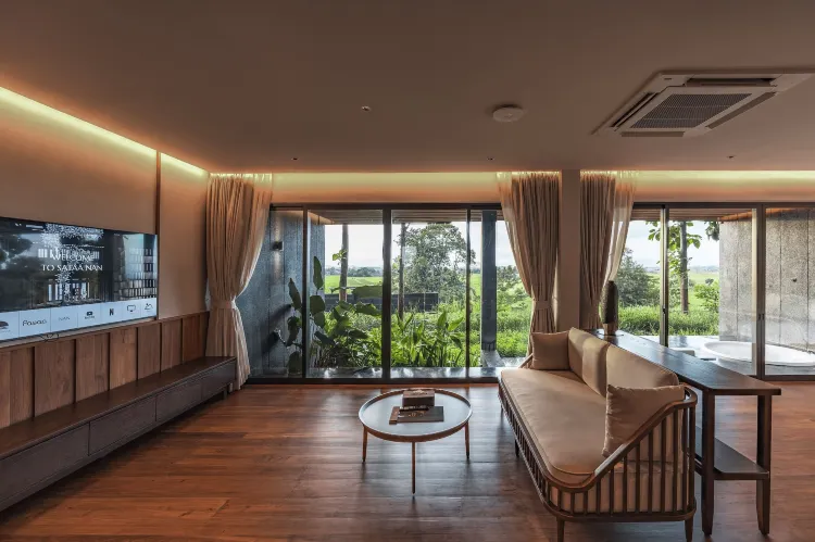 ห้องจูเนียร์สวีทพร้อมระเบียงและทิวทัศน์สวน