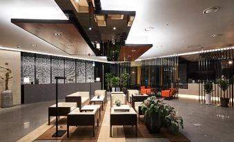 In the middle of the lobby, there are tables and chairs, as well as an open concept area at Hotel Venue-G Seoul