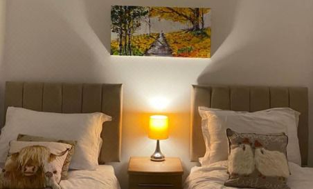 Inviting 2-Bed Barn with Hot Tub Near Muirkirk - Housity