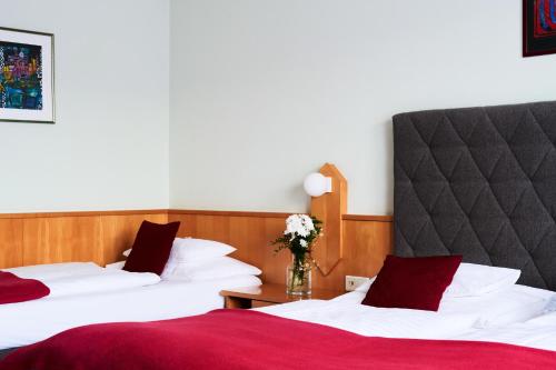 Hotel Garni Thermenoase带阳台的三人房