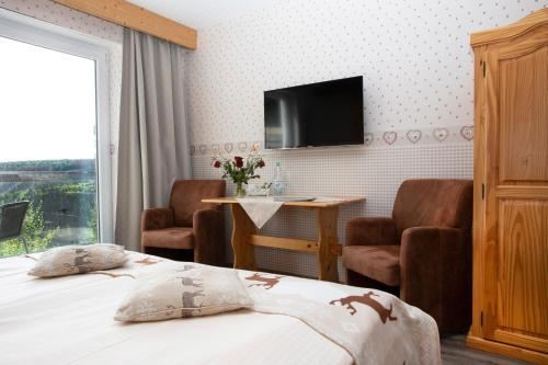 带山景的双人间