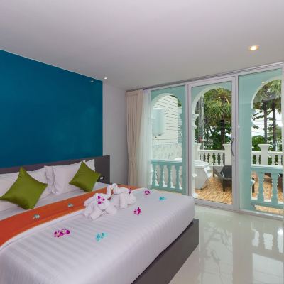 Deluxe Double Room with Side Sea View