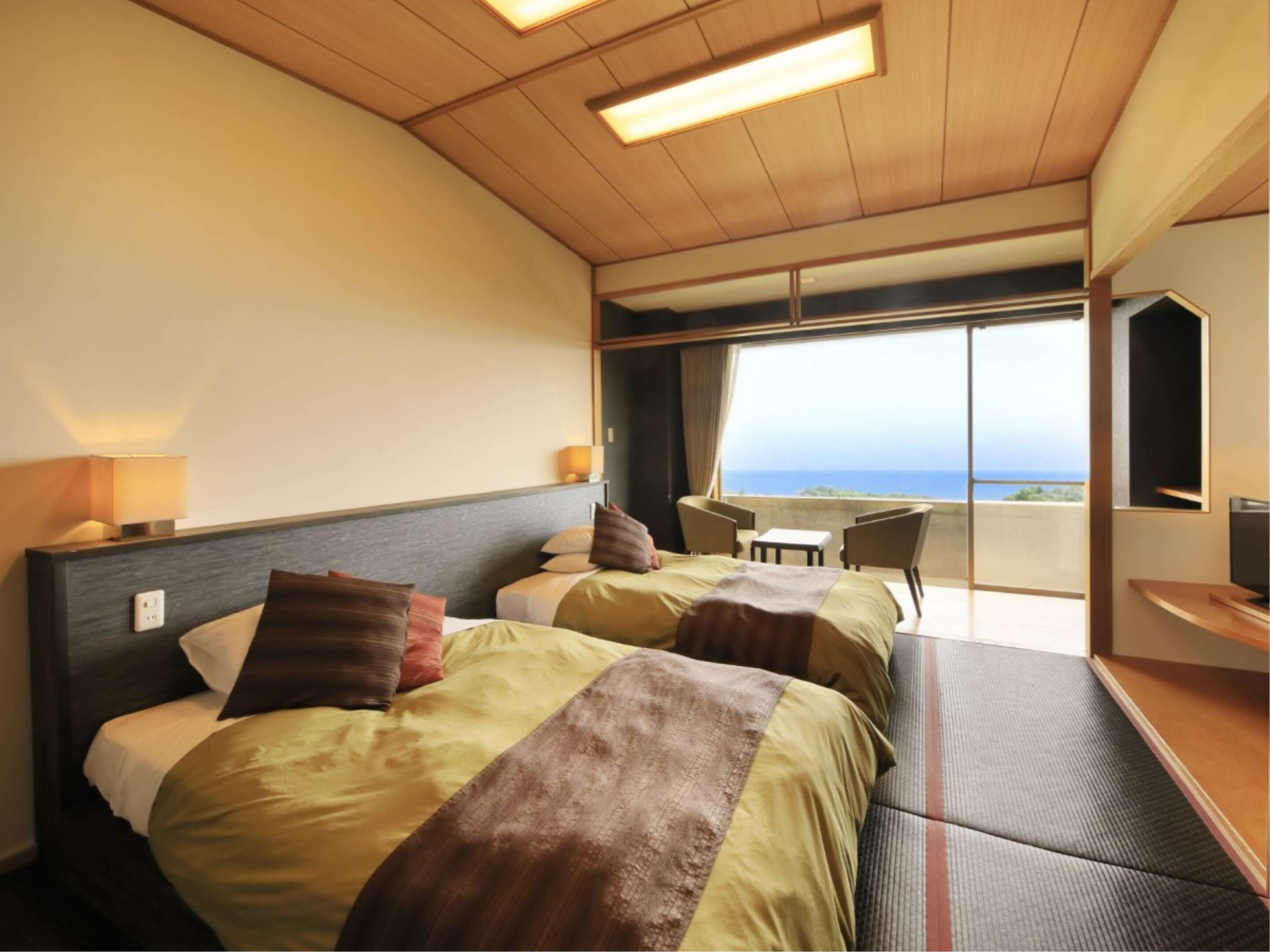 日式西式双人房（2张床+1张日式蒲团），海景