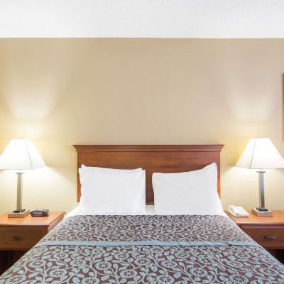Queen Room - Smoking Days Inn by Wyndham Ripley Promo Code