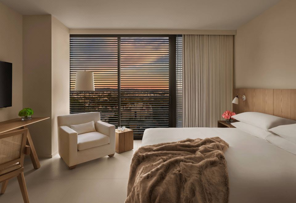 高级一卧室特大床套房带梳化床