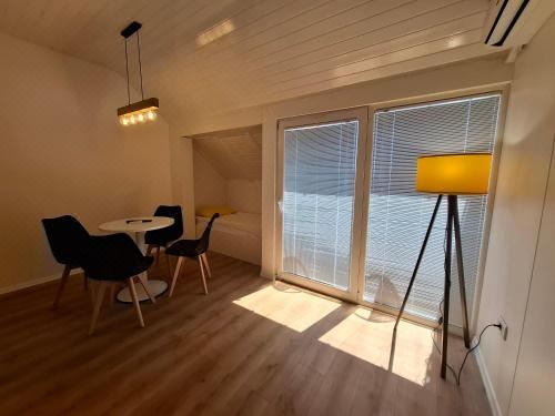 湖景一卧室公寓 - 带露台