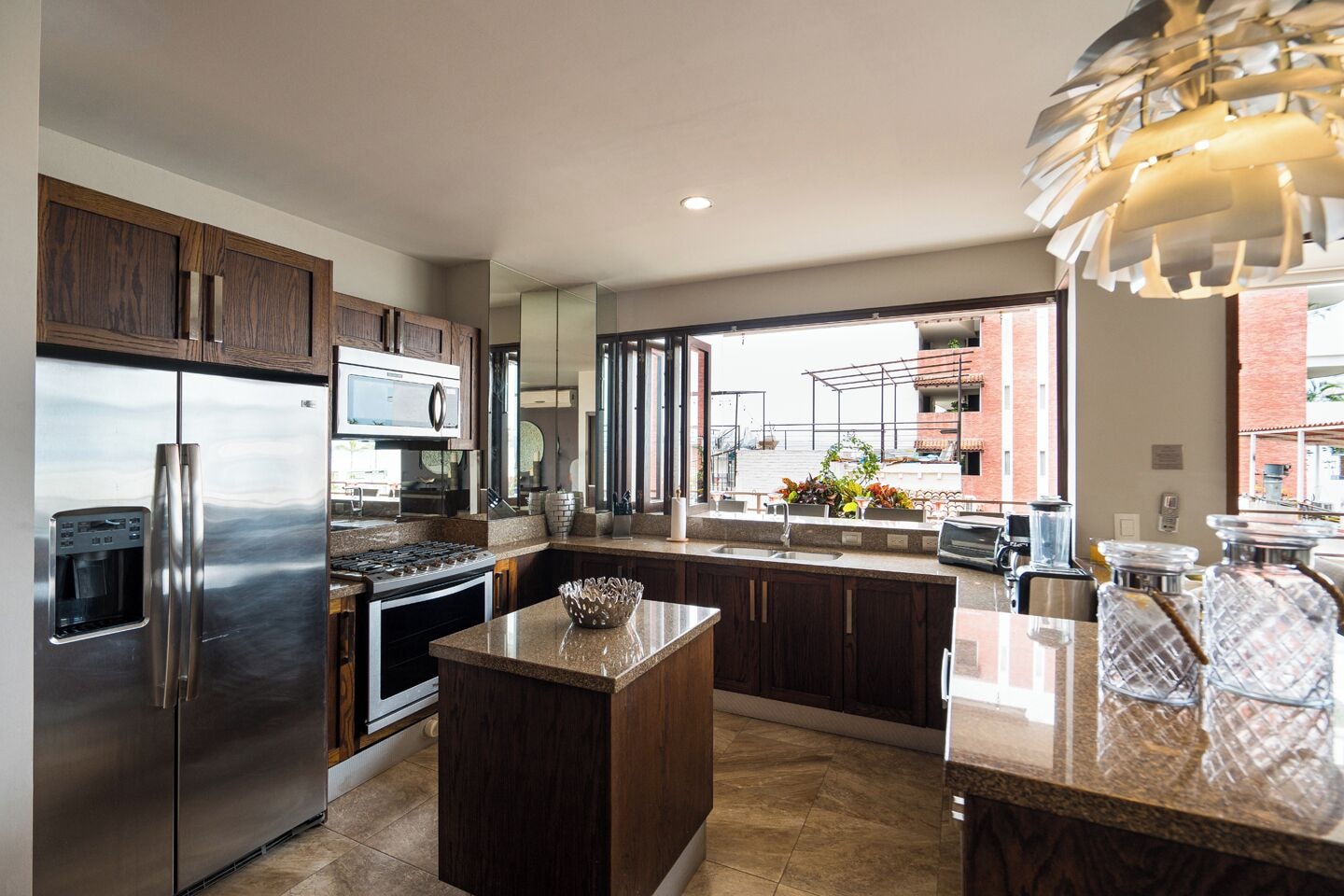 奢华套房， 2 间卧室， 部分海洋景观