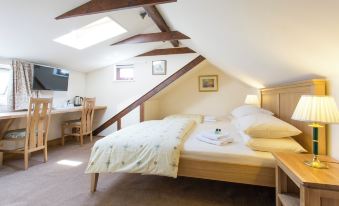 Oakwood Bed and Breakfast Heathrow - Housity